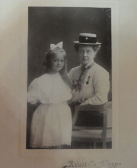 Фотография черно-белая. Портрет Е.А. Штюрмер с дочерью Елизаветой