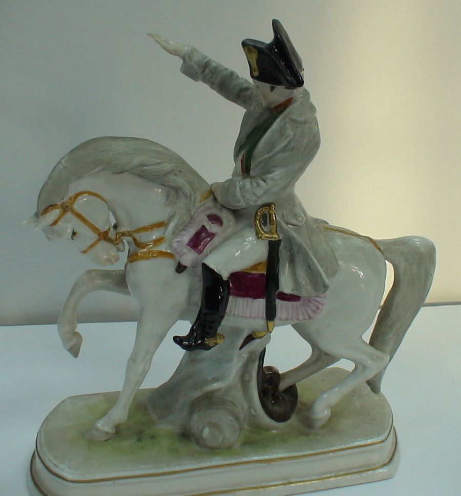 На коне статуэтка. Статуэтка Наполеон Бонапарт. Статуэтка Наполеон на коне. Скульптура Наполеон Бонапарт на коне. Статуэтка Наполеон на коне Каподимонте.